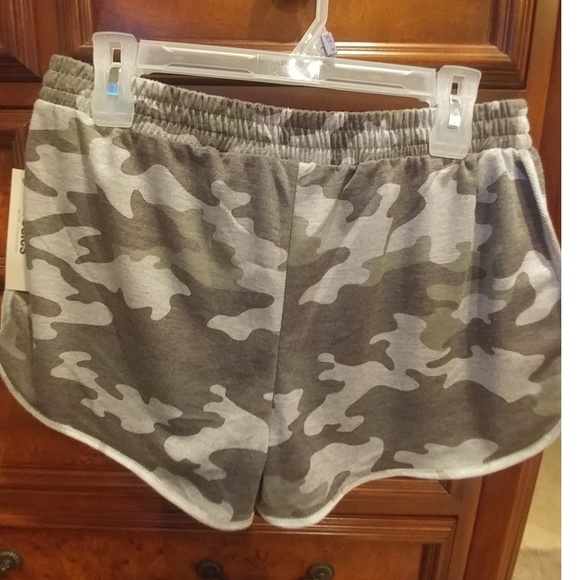 Two piece tresica camo short set. - Picture 5 of 5